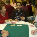 Cien mayores acuden a diario al centro para jugar a las cartas.