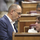 El portavoz del PDECat en el Congreso, Carles Campuzano, habla con su homóloga socialista, Adriana Lastra.