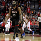 Harden celebra uno de sus triples en el partido ante los Knicks