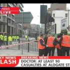 Rescatistas y policías en las afueras de Aldgate. Pasado el mediodía ya informaban de al menos 90 heridos en esa estación de metro.