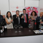 Las autoridades que acudieron a la inauguración de la feria de Carracedelo hicieron un alto en el stand de Bodega del Abad. L. D. M.