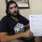 Alberto Manuel Díaz Cañón, con los informes médicos que recoge la reclamación patrimonial. RAMIRO