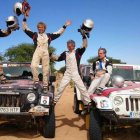 Calleja celebra encima de su Jeep junto a Aregall la consecución de su reto. A su lado Plaza y De Quinto.