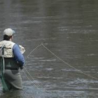 Un pescador disfrutando de una apacible jornada de pesca en las proximidades de Puente Villarente