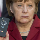 La canciller Angela Merkel con un teléfono Blackberry, en una imagen de archivo.