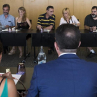 Miembros del comité de huelga de Eulen y representantes de la dirección de la empresa, durante una reunión negociadora celebrada el pasado 17 de agosto