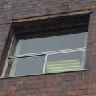 Imagen de la ventana de la que se cayeron los azulejos. DL