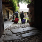 Llegada de viajeros a un establecimiento rural de Maragatería. JESÚS F. SALVADORES / ARCHIVO