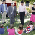 Gutiérrez visitó las actividades de títeres que se hacen en los parques este verano.