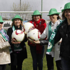 Las seis dirigentes con la bufanda del Atlético Astorga.