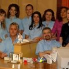 El doctor Luis Martín Villa rodeado de todo su equipo de colaboradores en su consulta