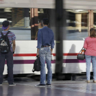 Imagen de archivo de viajeros en la estación de Madrid-Chamartín. PACO CAMPOS