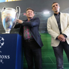 Folgueral y Gallardo posan con la Copa de Europa en el centro cívico de Cuatrovientos.