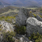 El santuario ubicado en la parte más alta del castro. A la izquierda se aprecian algunas cazoletas practicadas en la roca