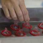 Un inspector de salud supervisa los condones de una fábrica en la provincia india de Nonthaburi.
