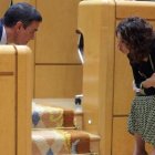 El presidente del Gobierno, Pedro Sánchez, conversa con la ministra de Hacienda y Presupuestos, María Jesús Montero. JUANJO MARTÍN