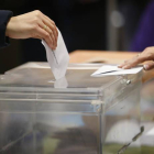 Una persona deposita su voto en una cita electoral pasada.