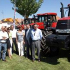 Las autoridades visitan la feria multisectorial después de la inauguración de la misma.