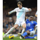 Torres, a la izquierda, se lleva el balón ante Sylvain Distin.