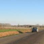 Un turismo circula por la carretera de Alija, en las inmediaciones de Santa Elena de Jamuz
