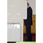 Putin elige su papeleta en una cabina electoral en Moscú