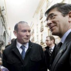 Patxi López saluda a su antecesor en el cargo, Juan José Ibarretxe.