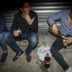 Unos chicos consumen alcohol en la calle. /