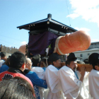 Un falo de madera de más de dos metros recorre las calles de Komaki (Japón) en el Hounen Matsuri.