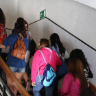 Un grupo de alumnos sube a las aulas en un instituto de León
