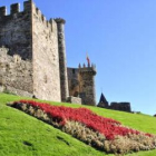La Tau roja y floral que adorna uno de los taludes del castillo en una imagen tomada ayer.