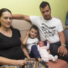 Mónica, Luca, Noah y Víctor, en la misma dependencia de la casa donde ocurrieron los hechos el pasado lunes. FERNANDO OTERO