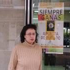 La presidenta de El Menestral, María Jesús Álvarez, delante de un cartel de la campaña