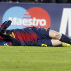El delantero argentino del Barcelona Leo Messi se duele en el suelo tras lesionarse durante el partido ante el Benfica.