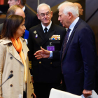 Margarita Robles charla con José Borrell en la sede de la Comisión Europea en Bruselas. STEPHENY LECOC