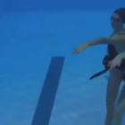 Dos nadadoras, sumergidas en el agua durante el 'mannequin challenge' del equipo español.