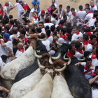 Aglomeración formada a la entrada de la plaza de toros de Pamplona esta mañana.