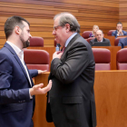 Luis Tudanca departe con Juan Vicente Herrera en el transcurso del pleno de las Cortes. ICAL
