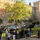 Un grupo de personas ve desfilar a la comitiva de Obama al llegar a los Alcázares.