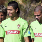 Cristiano, en el centro junto a sus compañeros Pepe y Coentrao, entrena con Portugal.