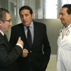 El consejero de Sanidad, Antonio María Sáez, el director gerente del Hospital de León, Juan Luís Burón y el coordinador de las jornadas, Manuel Fernández.
