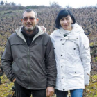 José Modesto Valle Blanco y  Charo Sández,  en una de las pequeñas  viñas del paraje  de Cabarco.