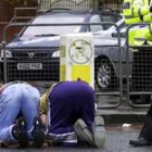 Dos musulmanes rezan fuera de la mezquita clausurada por la policía británica