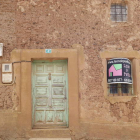 Puertas cerradas y casas a la venta; una imagen desgraciadamente habitual ya en muchos pueblos de la Comunidad. JESÚS F. SALVADORES