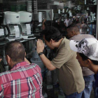 Venezolanos hacen cola ante una tienda de electrodomésticos, el lunes en Caracas.