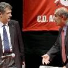 Ángel María Villar, a la izquierda, conversa en un acto con el presidente de la Federación Navarra