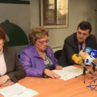 Flor Juan y Mercedes García,  de la asociación, y Javier Sánchez y José Buenaventura, de Caja Madrid
