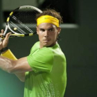 Rafael Nadal devuelve la bola al japonés Kei Nishikori.
