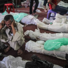Un egipcio llora junto a un familiar fallecido, este jueves en un depósito de cadáveres de El Cairo.