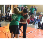 Un momento de la exhibición de lucha leonesa.