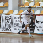 Raúl fue uno de los jugadores destacados en el equipo trepalense a pesar de la derrota. FERNANDO OTERO